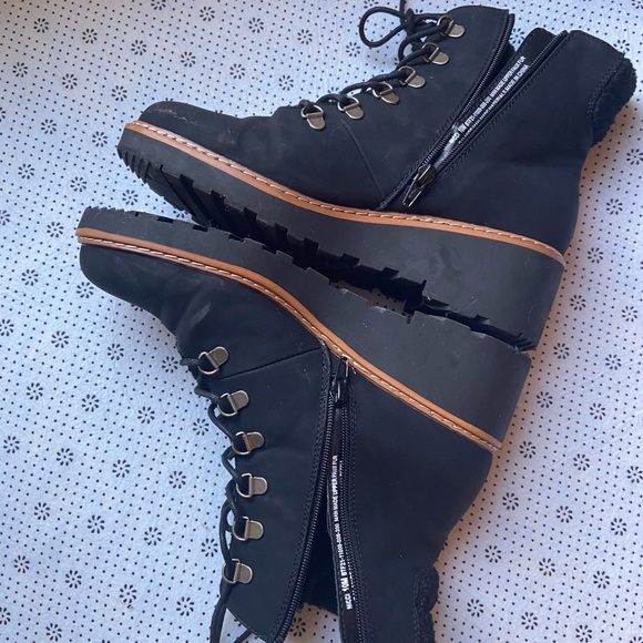 BareTraps Shoes - Women’s Baretraps Black Wedge Ankle Boots Lace-up 1-3/4” Heel size 10M